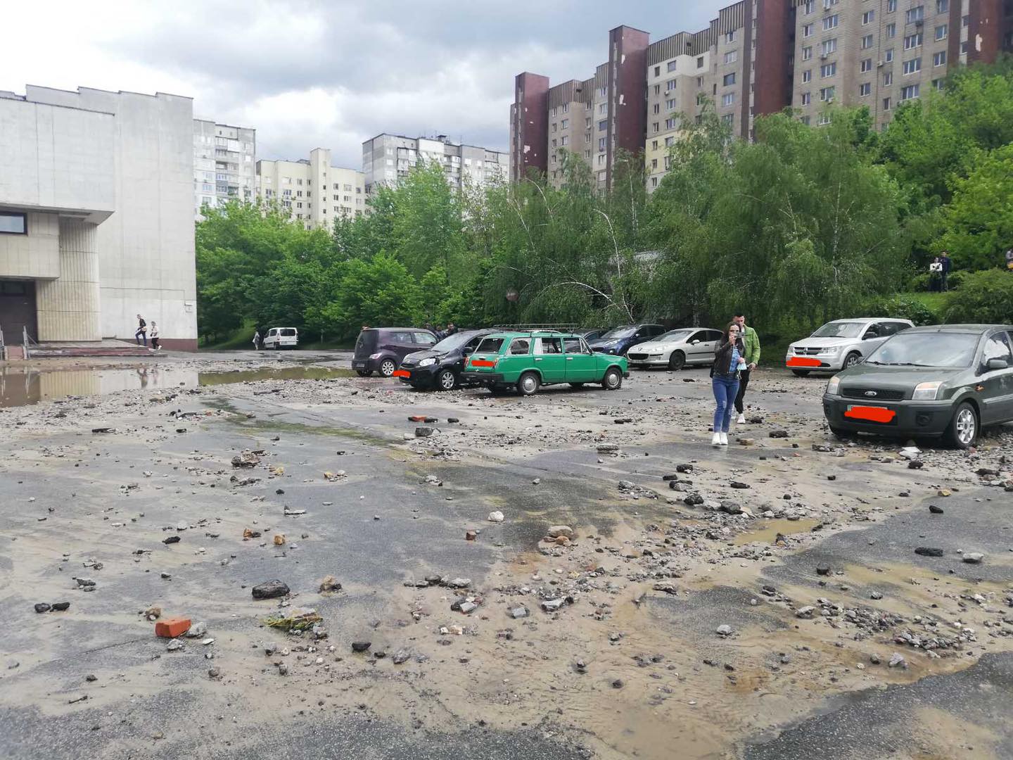 В Киеве забил мощный "гейзер": машинам повыбивало стекла