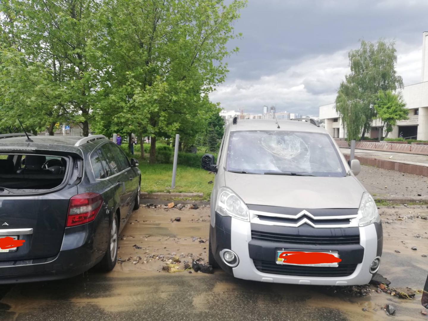 В Киеве забил мощный "гейзер": машинам повыбивало стекла