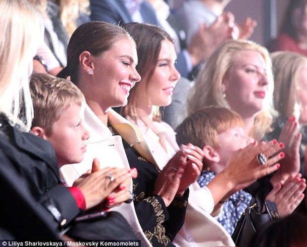 Daily Mail поймала Кабаеву с "детьми Путина": подробности тайной жизни семьи