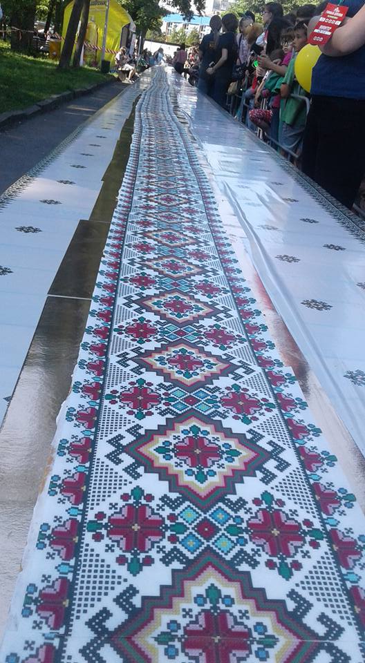 В Тернополе испекли рекордный торт-вышиванку