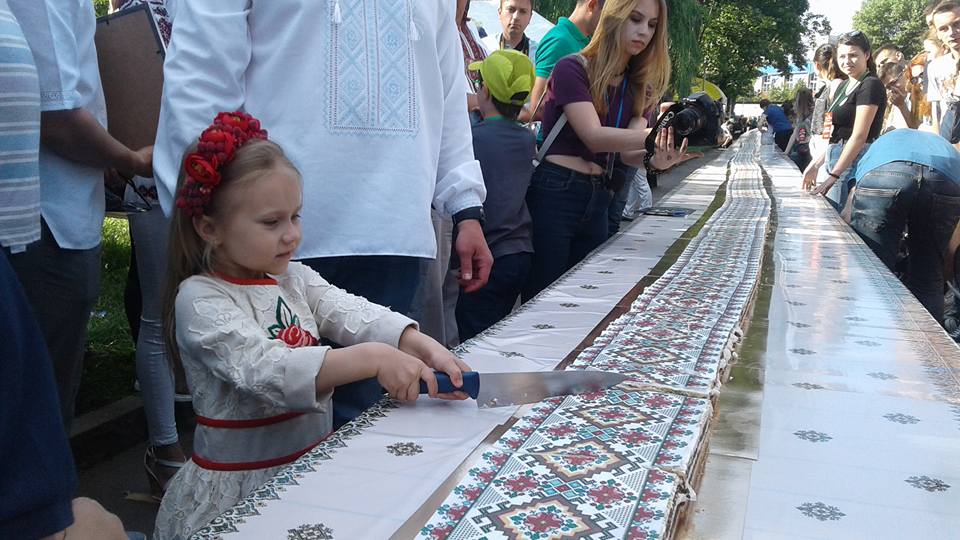 В Тернополе испекли рекордный торт-вышиванку