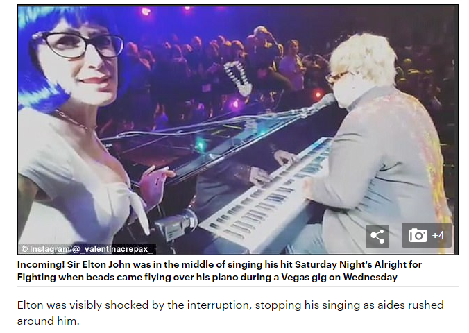 Елтон Джон "отримав по зубах" від шанувальника (відео)