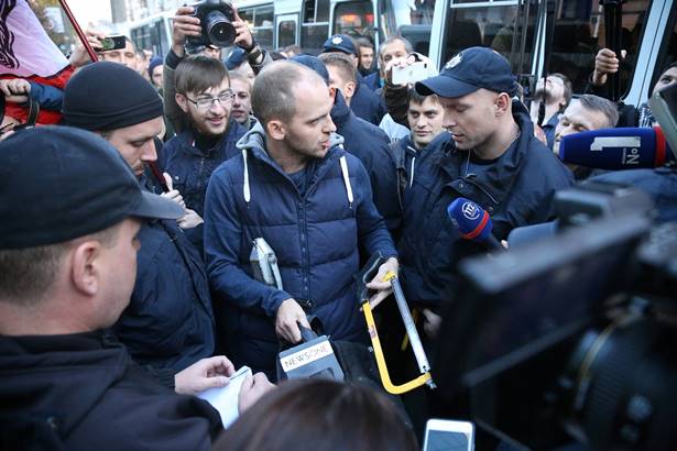 "Интер" снова познал гнев патриотов: активисты хотят снести забор у офиса телеканала