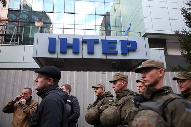 "Інтер" знову пізнав гнів патріотів: активісти хочуть знести паркан біля офісу телеканалу