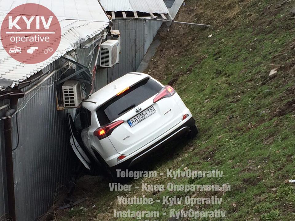 У Києві водій "вилетів" з дороги і врізався в МАФи (фото)