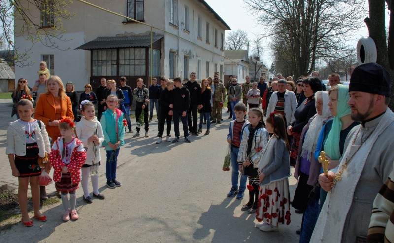 "В серцях і душах, вони не вмирають": у Житомирській області місцеві активісти встановили меморіальну дошку герою АТО