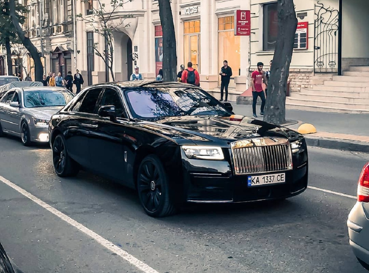 На дорогах Украины заметили новейший Rolls-Royce Ghost за 11 млн: фото красавца
