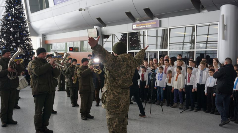 Відвідувачів львівського аеропорту вразив виступ військового оркестру
