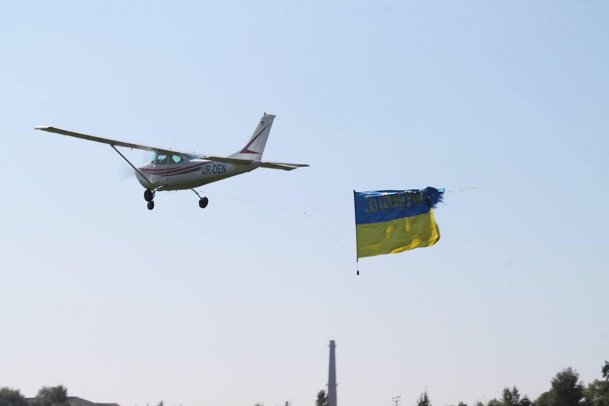 Рекордний політ, аварія в Гімалаях і "небесні" трюки: що відомо про загиблого на Прикарпатті пілота