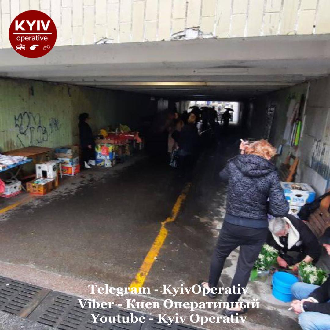 Метро "Осокорки" знову заполонили стихійні торговці: "жестяк якийсь"
