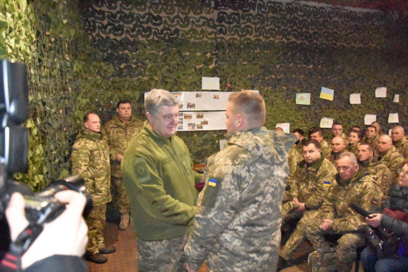 Порошенко вручив нагороди бійцям, які повертали українські села в Луганській області