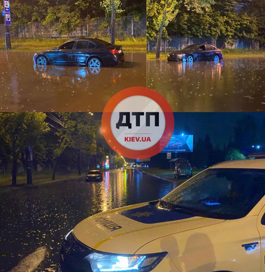 В Киеве дождь превратил улицу в Венецию (фото)