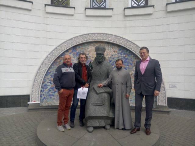 Памятник Митрополиту Владимиру