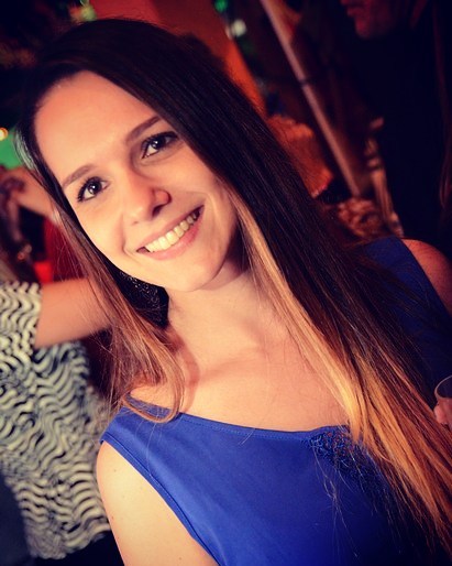 Футбольная болельщица погибла, упав на бокал с вином