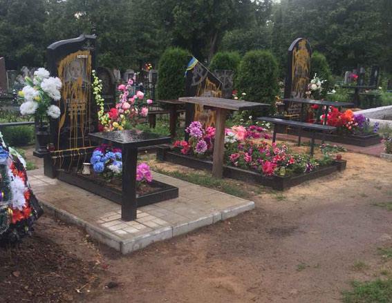 В Сумской области вандалы надругались над могилами героев АТО