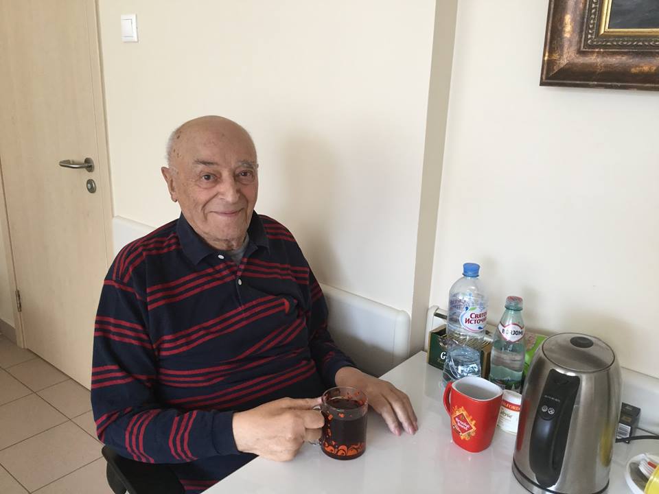 Дружина російського актора Володимира Етуша показала, як він виглядає після реанімації