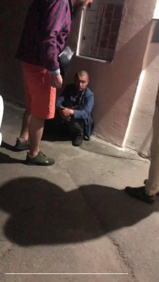 У Києві чоловік викинув собаку з 4 поверху і забороняв її рятувати: "я його виховував, я його і вб'ю"