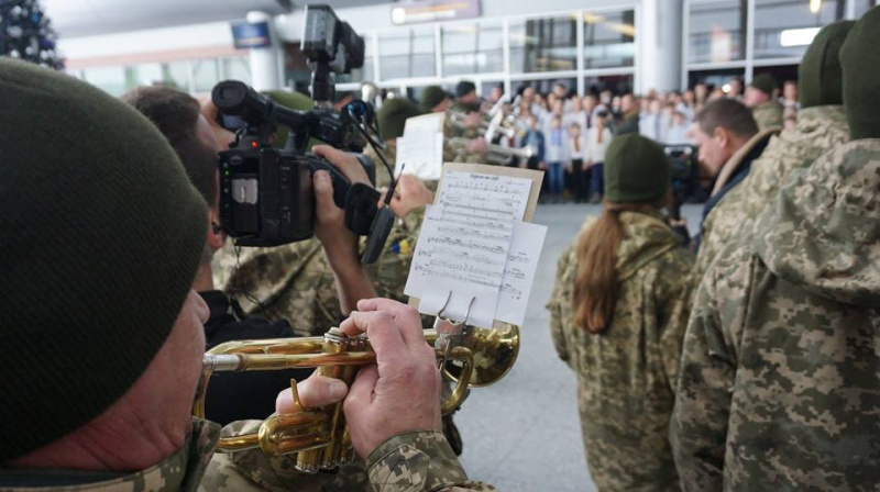 Відвідувачів львівського аеропорту вразив виступ військового оркестру