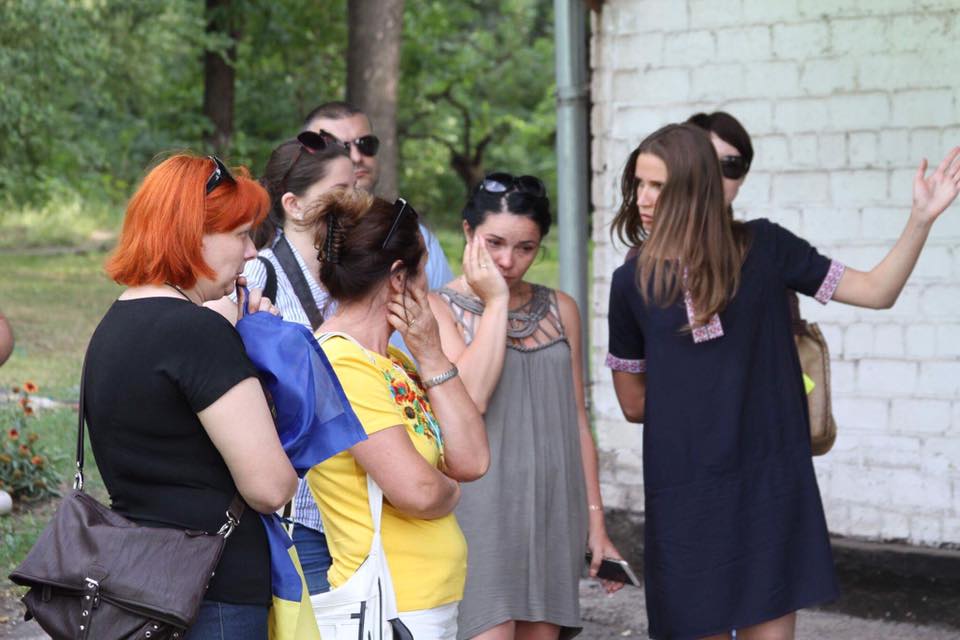 В Кривом Роге на коленях встретили погибшего украинского бойца