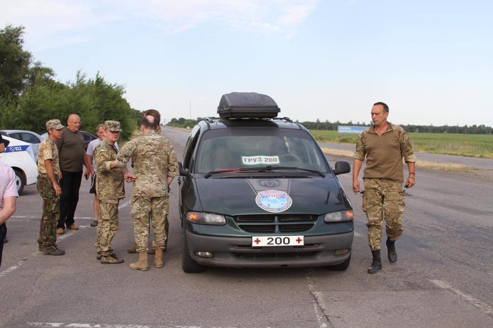 В Кривом Роге на коленях встретили погибшего украинского бойца
