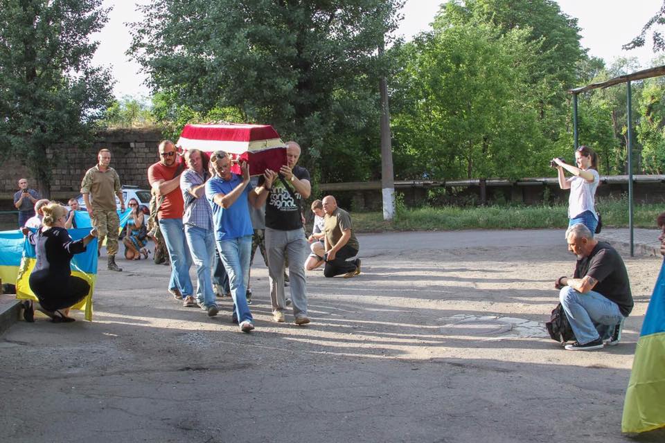 В Кривом Роге на коленях встретили погибшего украинского бойца