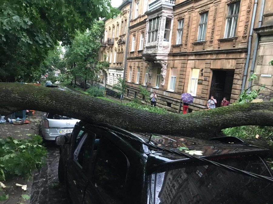 Блискавки, град, злива, ураган: у Львові - погодний апокаліпсис (фото і відео)