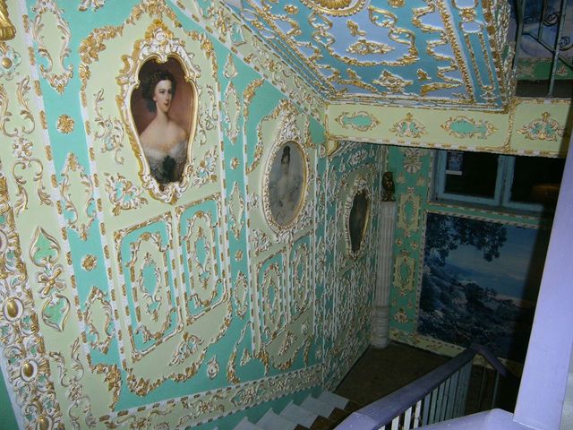 Почти Версаль: в Киеве пенсионер превратил подъезд дома в настоящий музей