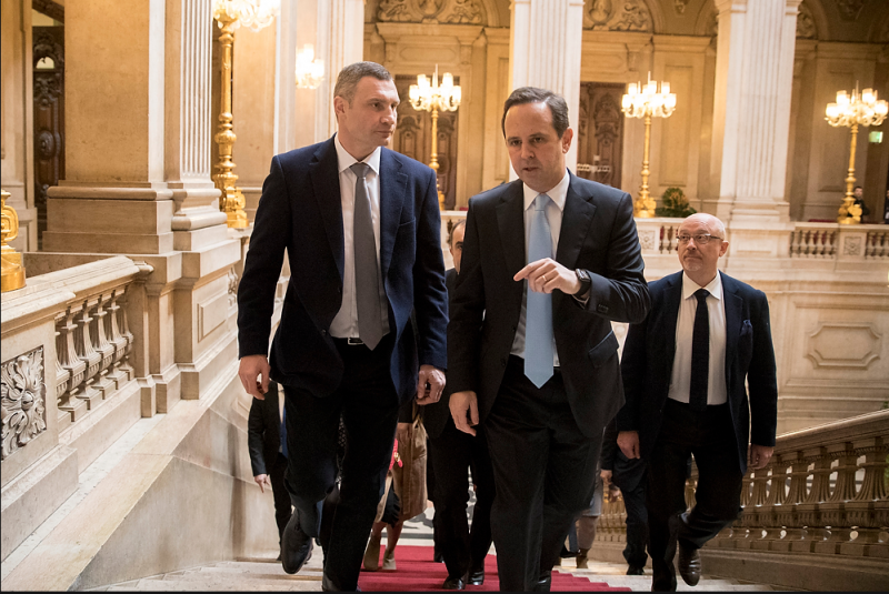 Кличко передав меру Лісабона символічні ключі від Євробачення