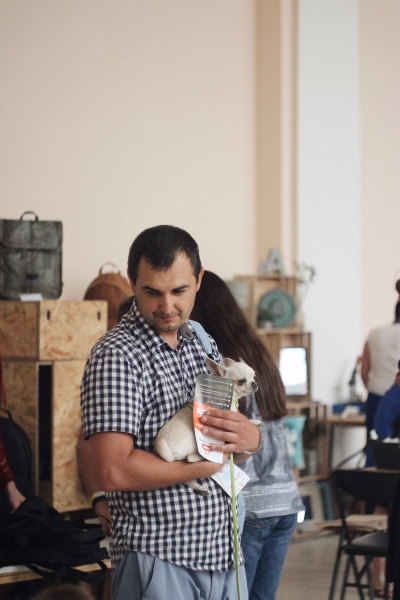 Осознанная мода: в Киеве учились шить ковры и сдавали одежду на благотворительность