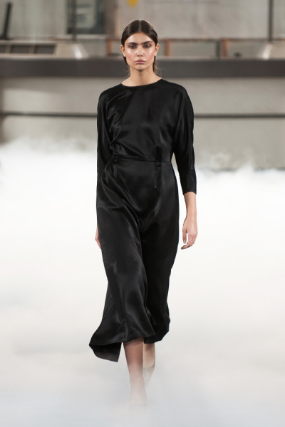 "Фешн-уніформа": Катя Осадча в образі а-ля 70-ті пройшлася по Головпоштамту у Києві