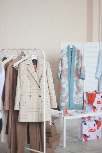 Осознанная мода: в Киеве учились шить ковры и сдавали одежду на благотворительность