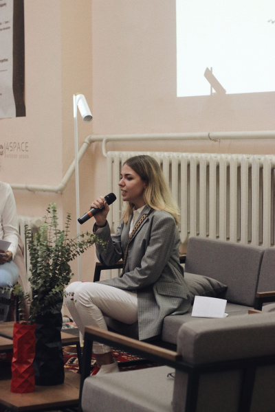 Осознанная мода: в Киеве учились шить ковры и сдавали одежду на благотворительность