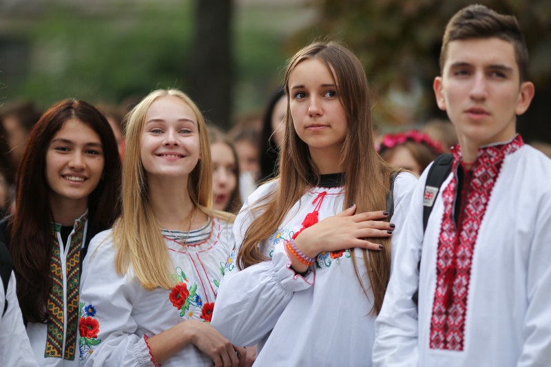 Кішка привела господиню на марш у вишиванках: фоторепортаж з центру Києва