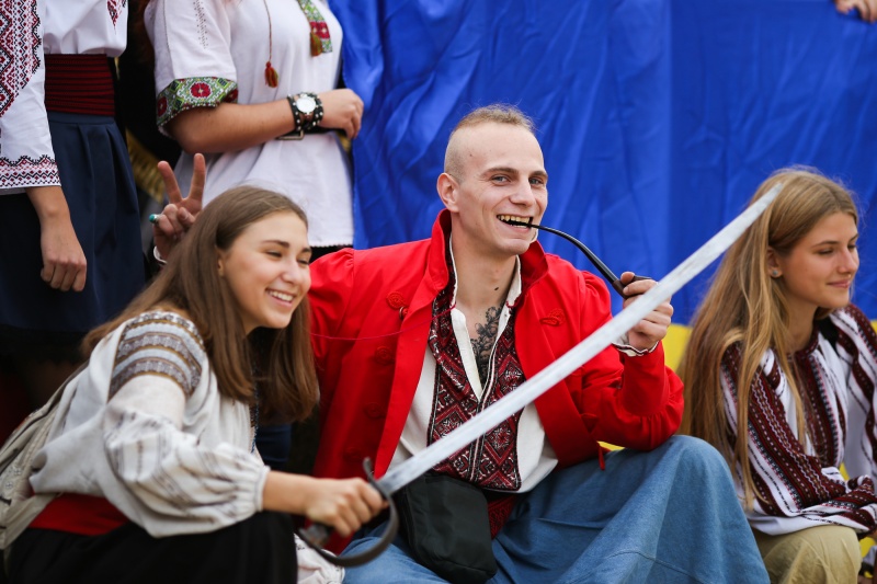 Кішка привела господиню на марш у вишиванках: фоторепортаж з центру Києва