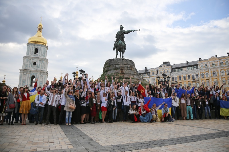 Кішка привела господиню на марш у вишиванках: фоторепортаж з центру Києва