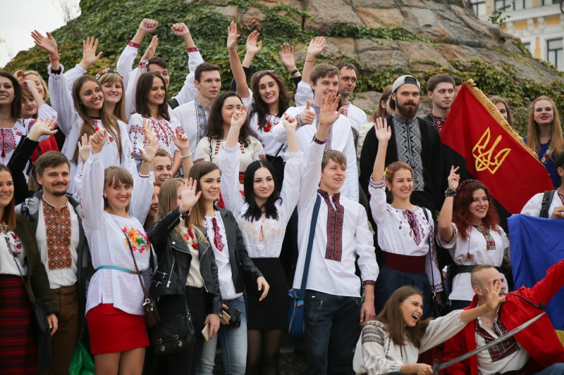 Кішка привела господиню на марш у вишиванках: фоторепортаж з центру Києва