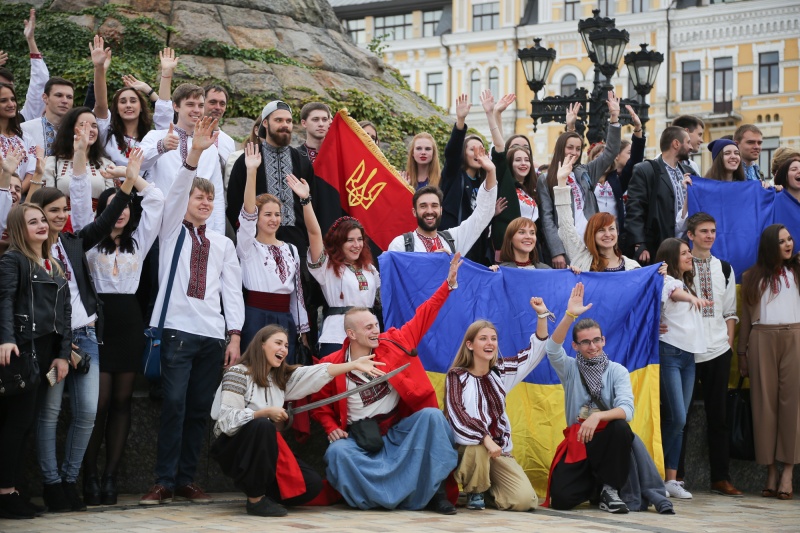 Кішка привела господиню на марш у вишиванках: фоторепортаж з центру Києва