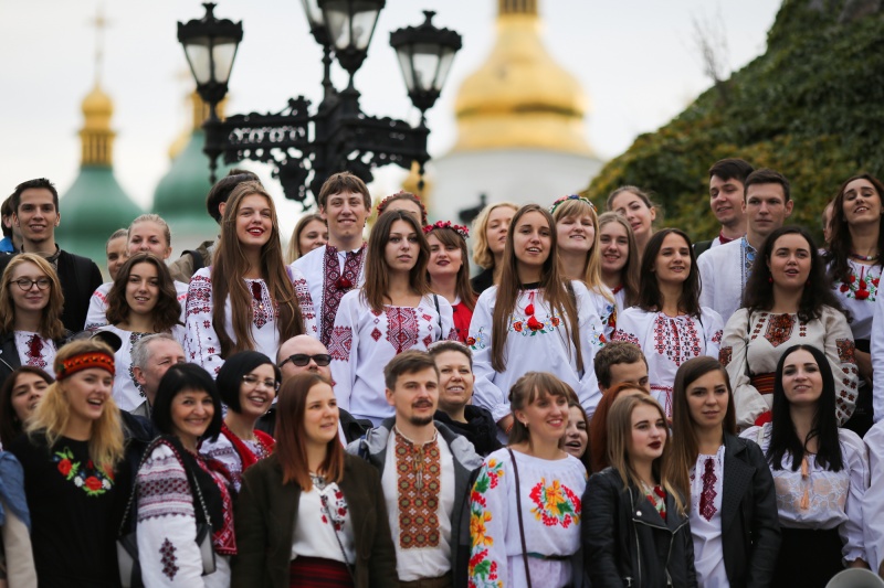 Кішка привела господиню на марш у вишиванках: фоторепортаж з центру Києва