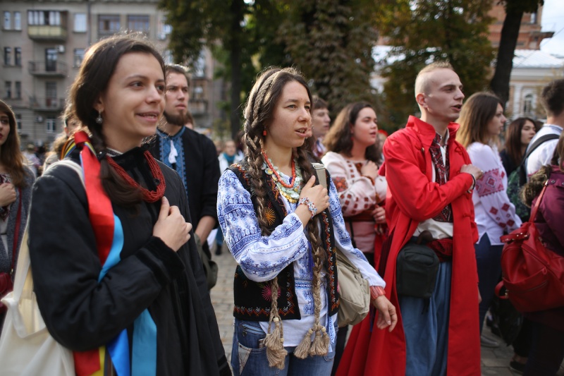 Кішка привела господиню на марш у вишиванках: фоторепортаж з центру Києва