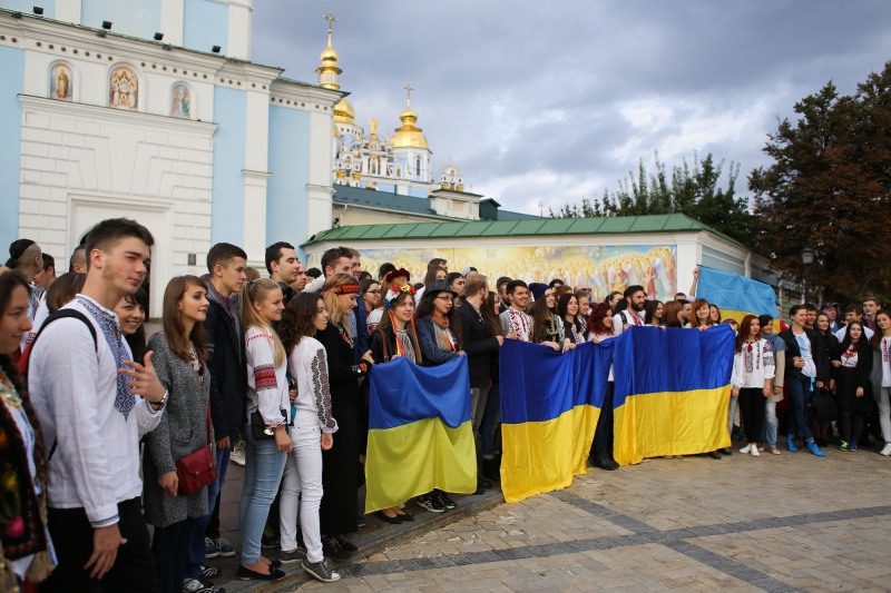 Кішка привела господиню на марш у вишиванках: фоторепортаж з центру Києва