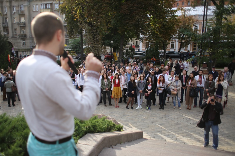 Кішка привела господиню на марш у вишиванках: фоторепортаж з центру Києва