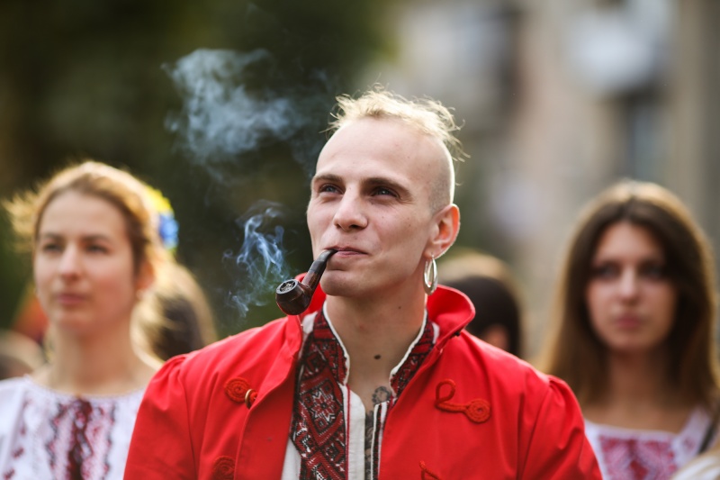 Кішка привела господиню на марш у вишиванках: фоторепортаж з центру Києва