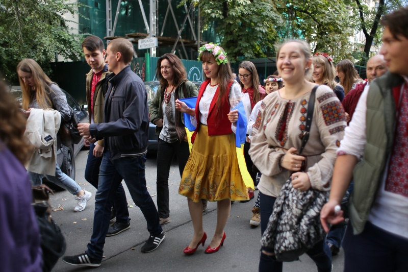 Кішка привела господиню на марш у вишиванках: фоторепортаж з центру Києва