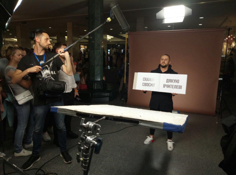 Маша Єфросиніна, Джамала, MONATIK та інші зірки закликають подякувати своїм вчителям