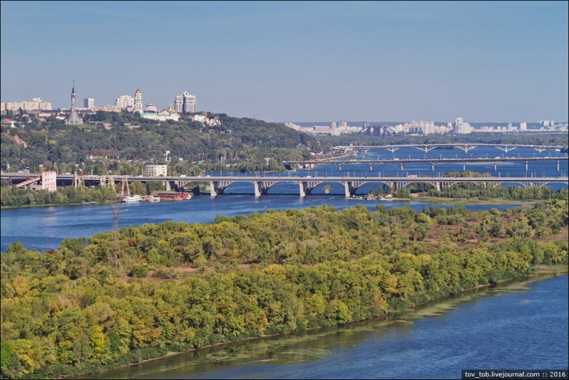 Дивовижний Київ: фотограф показав новий ракурс на Південний міст
