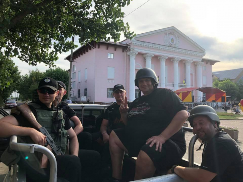 І знову на фронт: "Квартал 95" провідав бійців на передовій