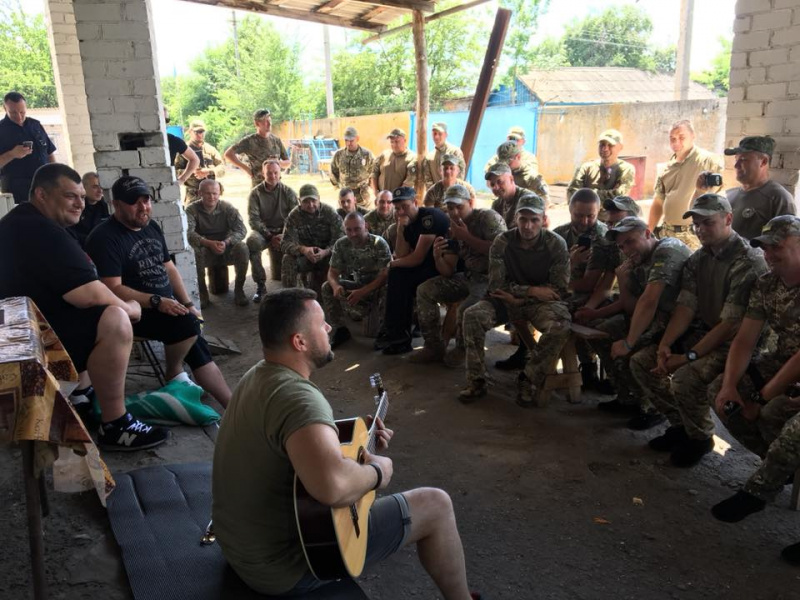 І знову на фронт: &quot;Квартал 95&quot; провідав бійців на передовій