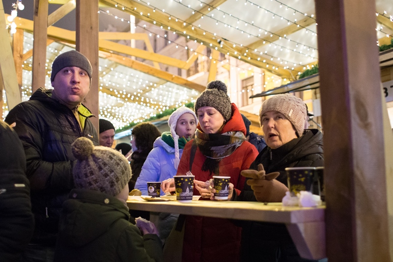 У Києві запалили головну ялинку країни: фоторепортаж