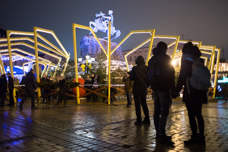 У Києві запалили головну ялинку країни: фоторепортаж