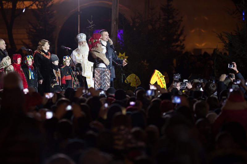 У Києві запалили головну ялинку країни: фоторепортаж